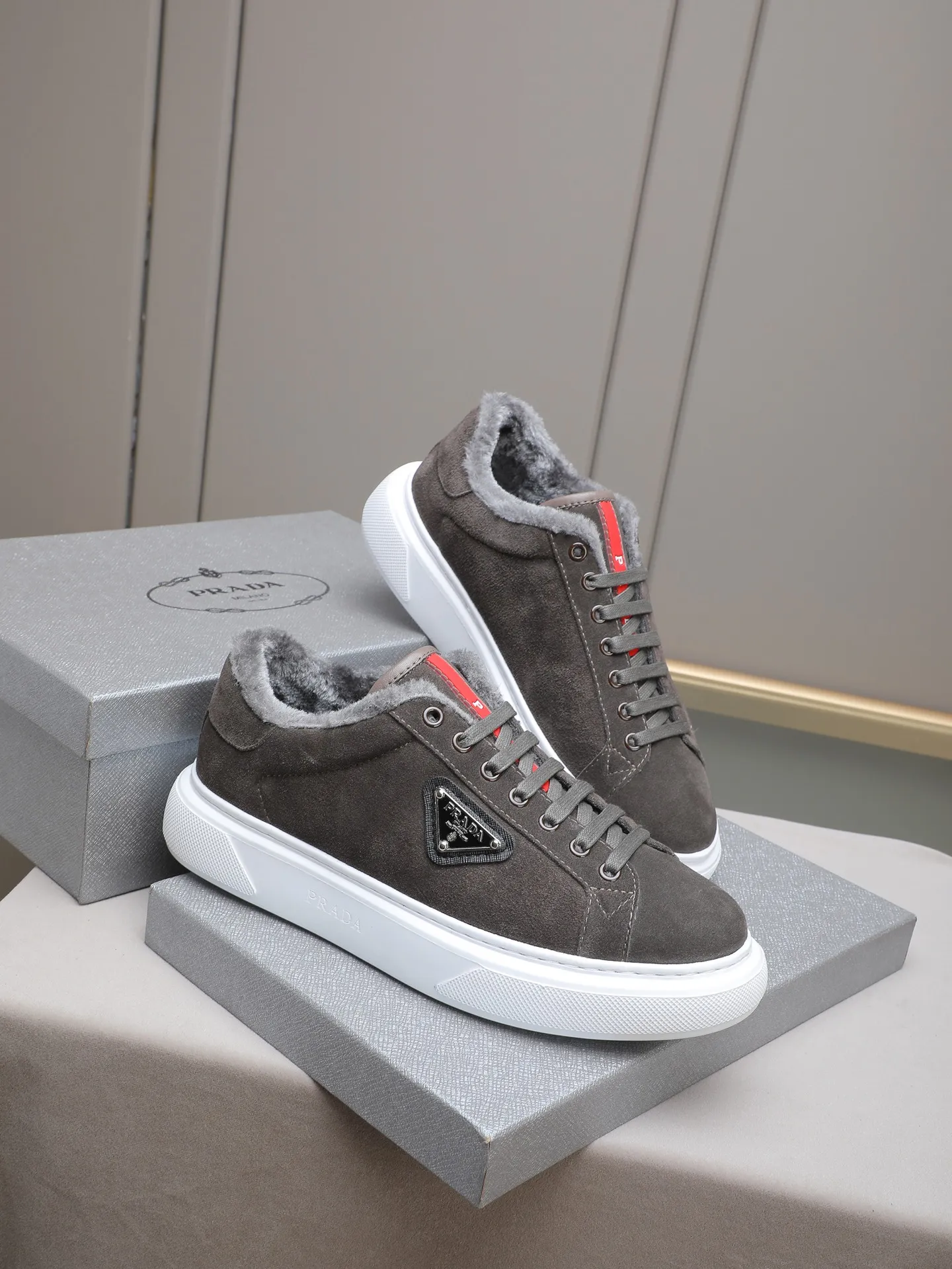 PP440 Prada/Prada men's new casual shoes, this upper is made of imported calfskin + velvet lining! The outside is decorated with the P family's classic metal triangle enamel logo, and the outsole is made of non-slip sports foam ultra-light outsole, which feels good on the feet and is a fashionable and fashionable item! Four colors to choose from!  Size: 38-44 (45 customized)